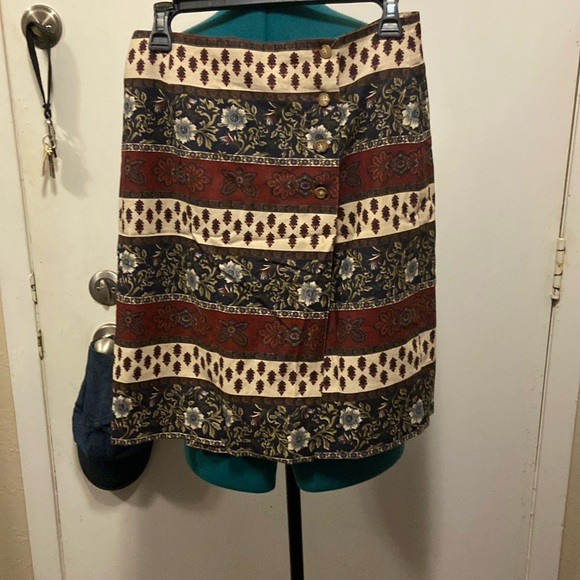 Breeches Dresses & Skirts - Breeches Vintage maroon wrap print skirt size 10 lined.